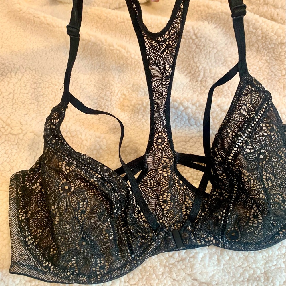 VS Beautiful Lace pattern bra with Strappy front - Picture 3 of 6